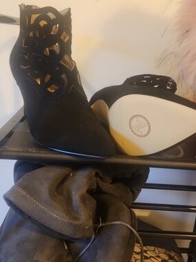 NEW Adrienne Vittadini Nidia Suede Cut Out Detail High Heel Bootie Black Size 9M